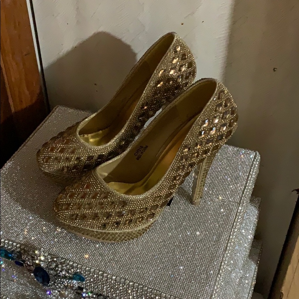 Gold pumps very comfortable